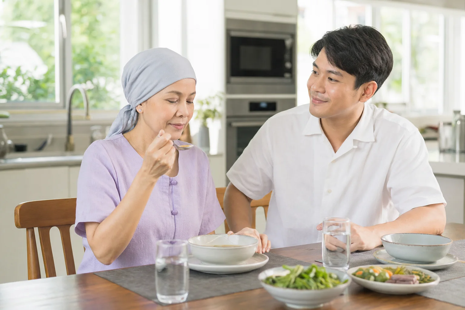 ผู้ป่วยหญิงไทยรับประทานซุปอาหารอ่อนกับลูกชายในบรรยากาศผ่อนคลาย