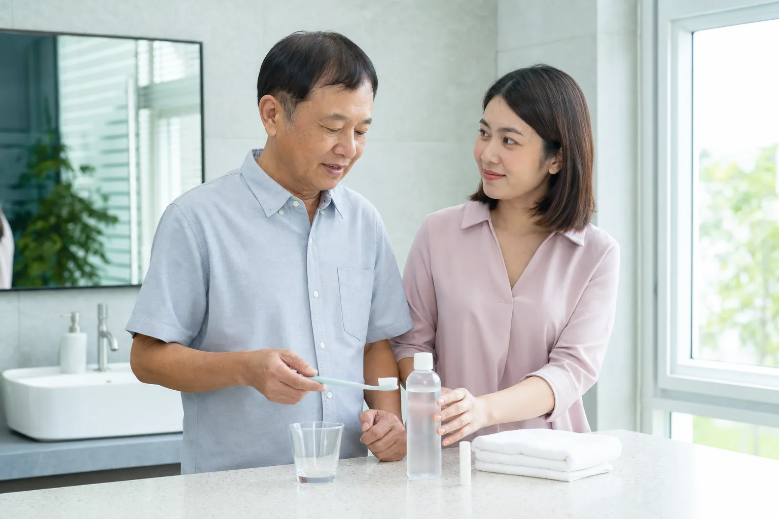 ผู้ป่วยชายไทยและลูกสาวจัดชุดอุปกรณ์ดูแลช่องปากประจำวัน